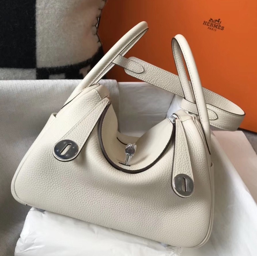 H**mes lindy 26cm bag in white clemence with phw