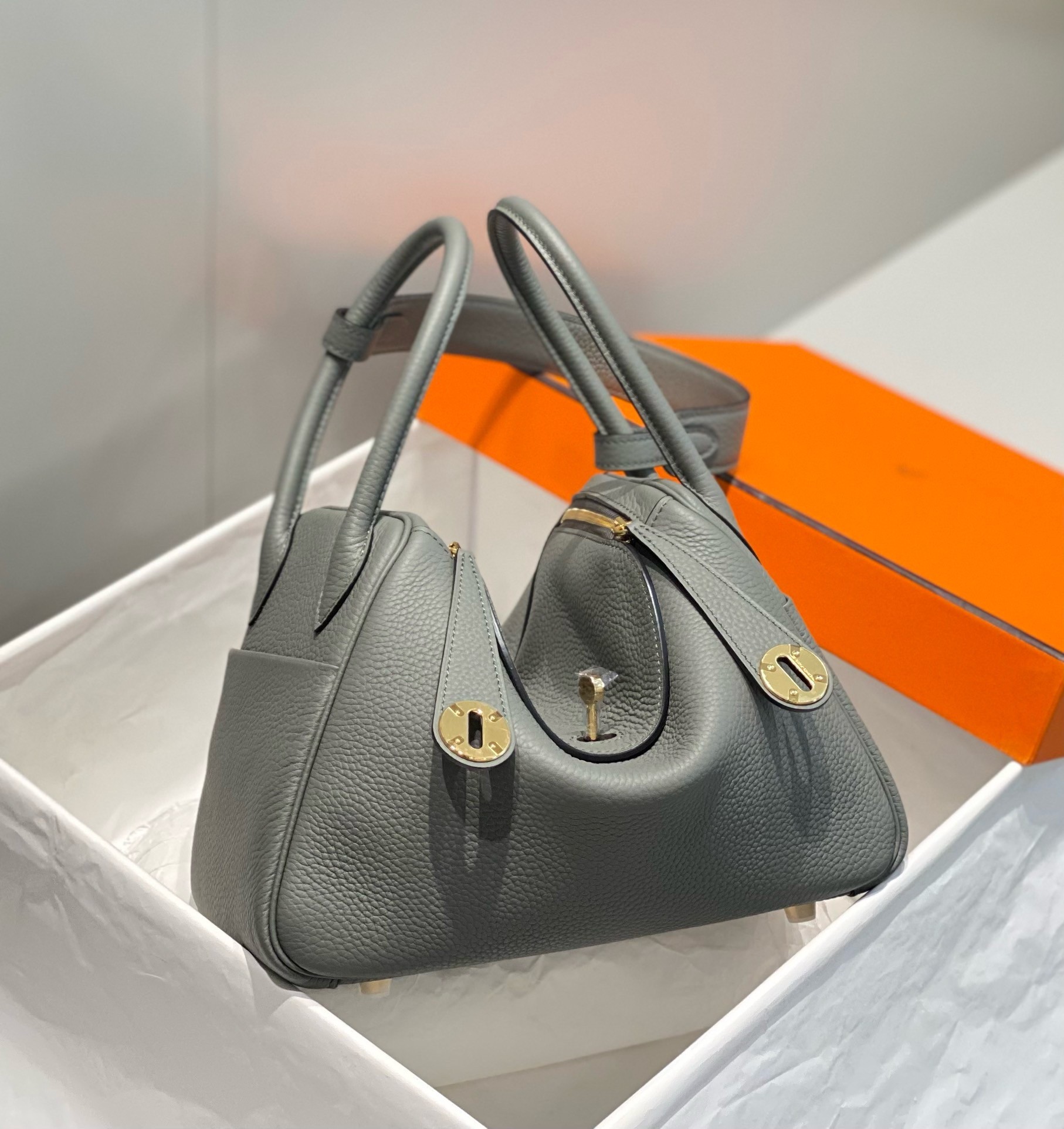 H**mes lindy 26cm bag in gris meyer clemence leather ghw
