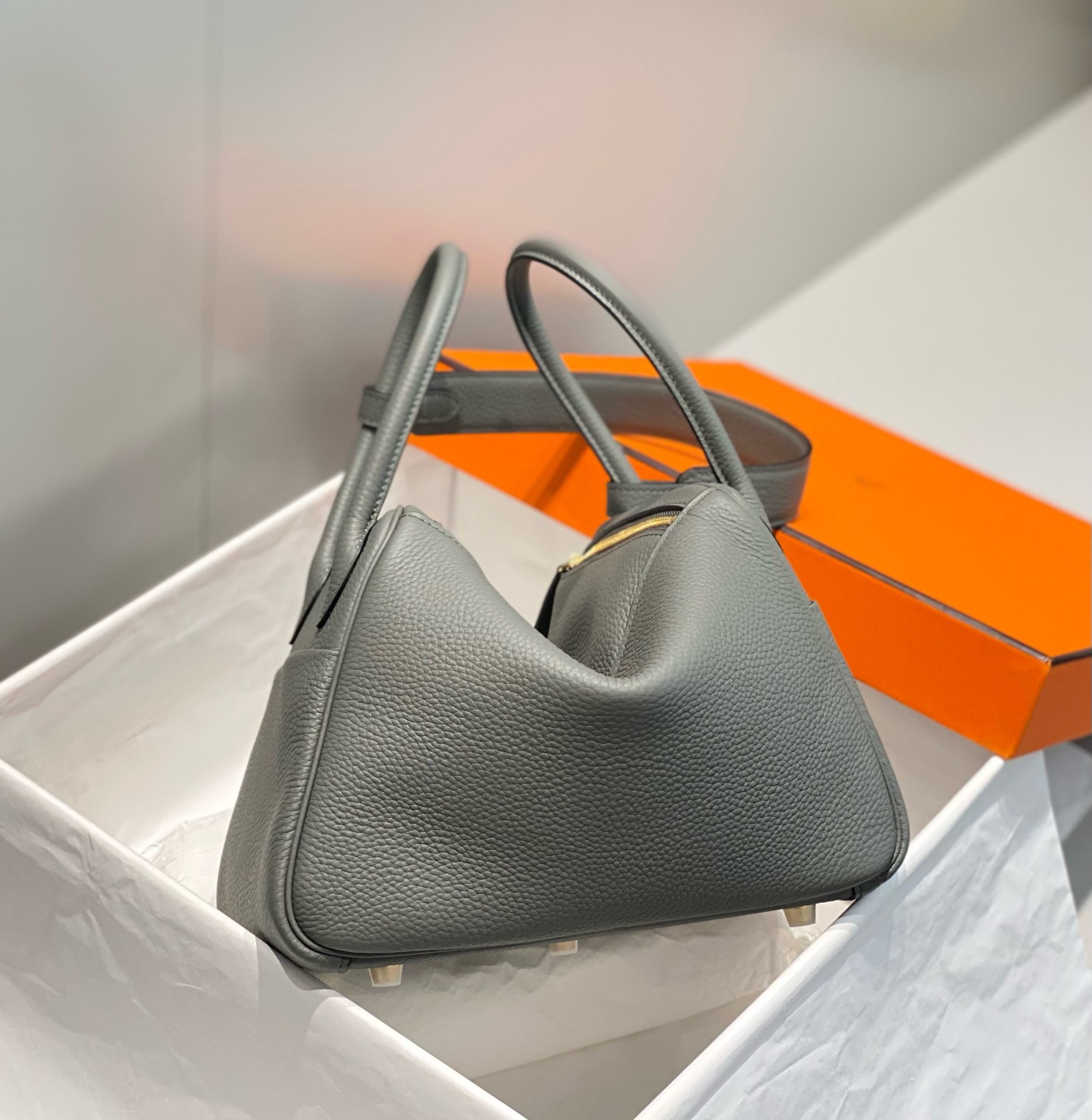 H**mes lindy 26cm bag in gris meyer clemence leather ghw