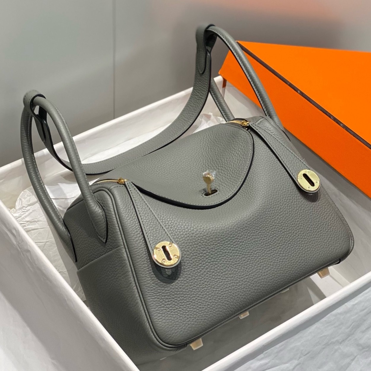 H**mes lindy 26cm bag in gris meyer clemence leather ghw