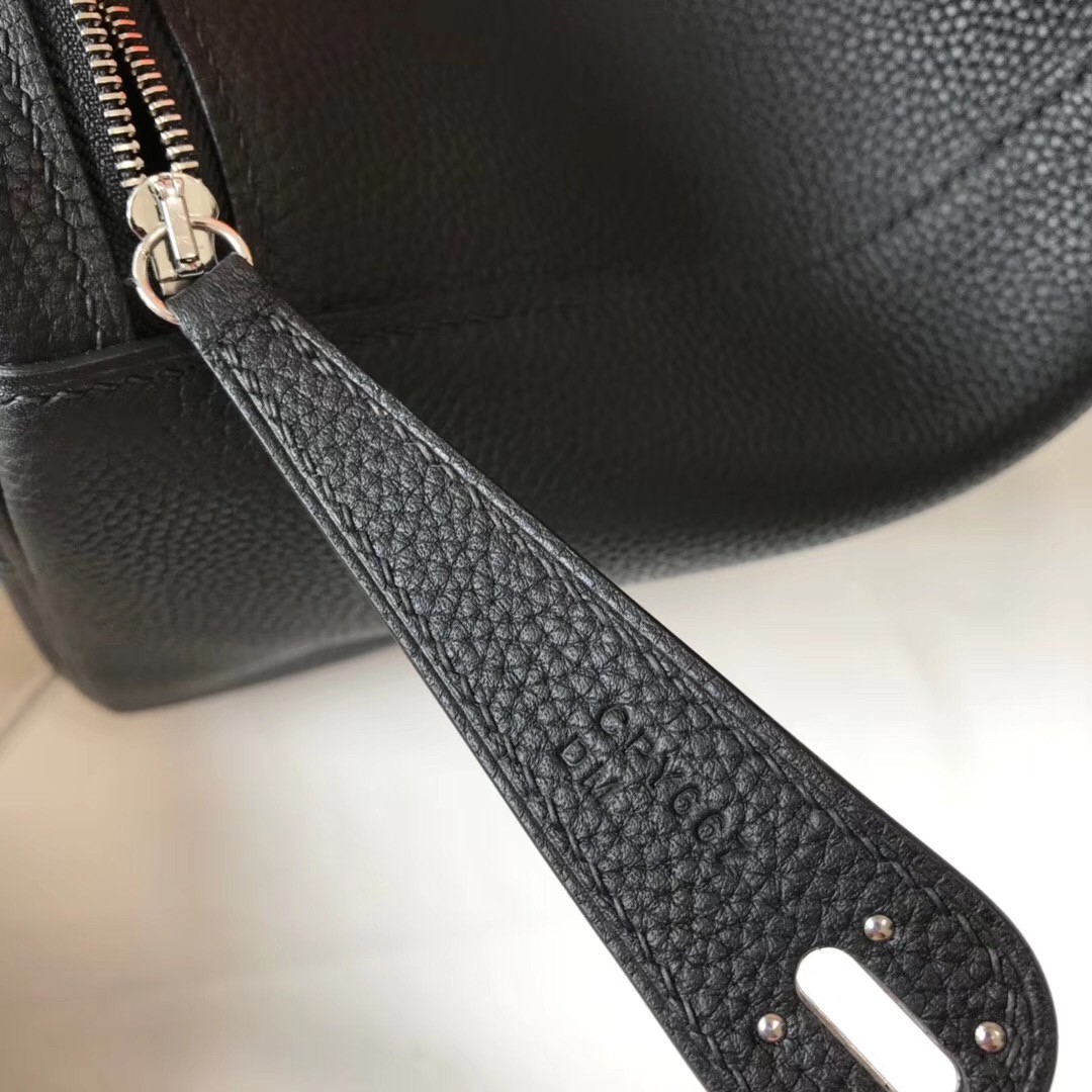 H**mes lindy 26cm bag in black clemence with phw