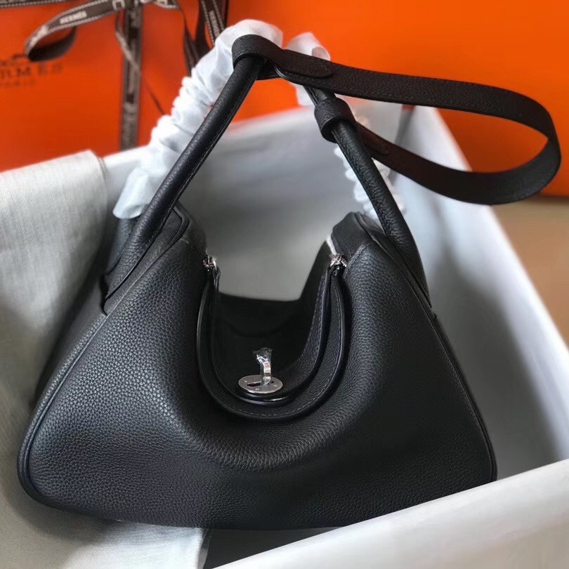 H**mes lindy 26cm bag in black clemence with phw