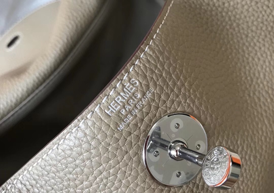 H**mes lindy 26cm bag in gris tourterelle clemence with phw