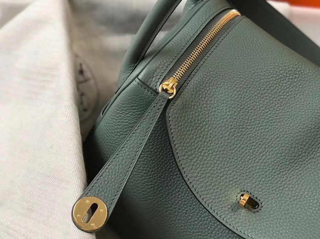 H**mes lindy 26cm bag in vert amande clemence with ghw