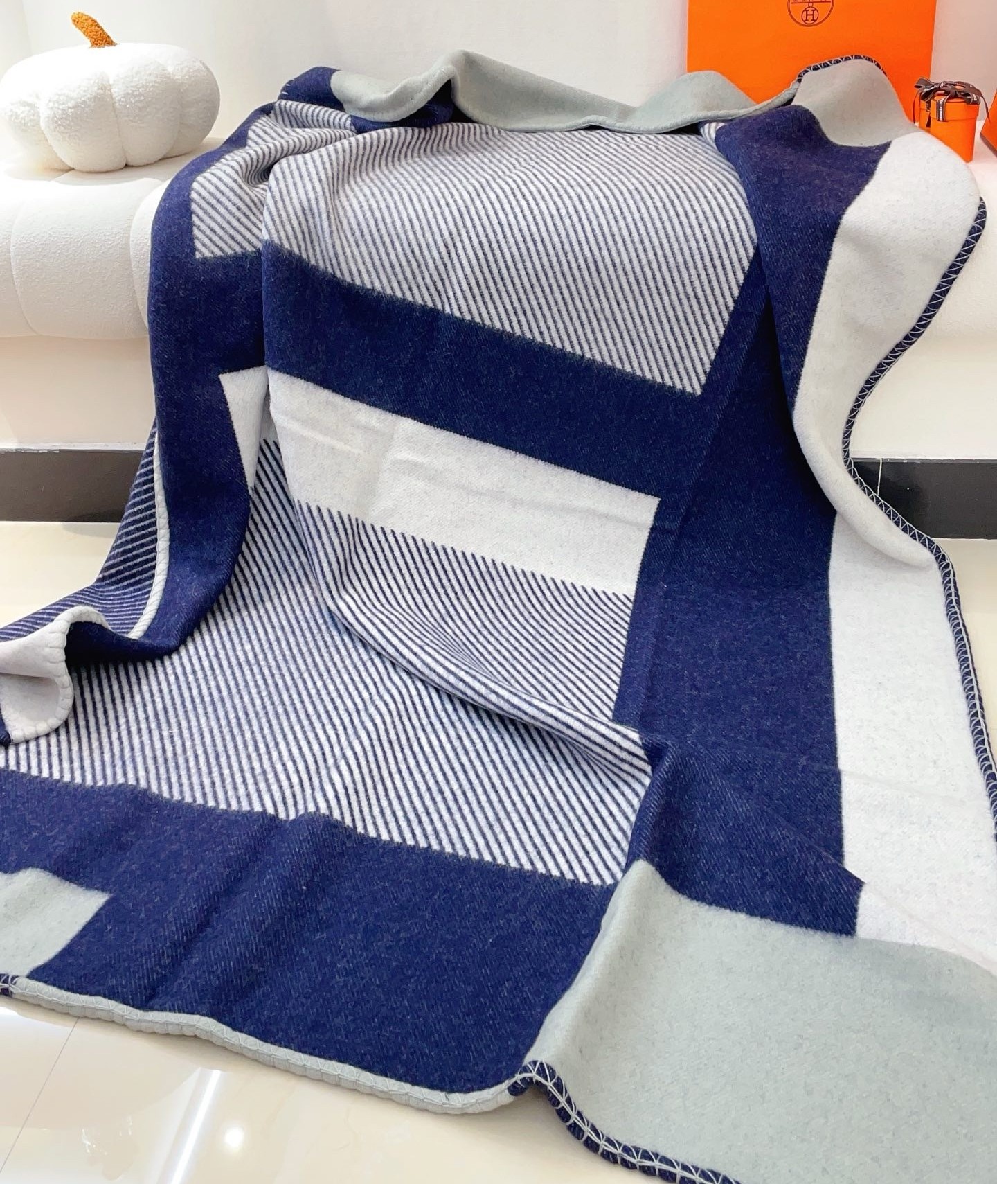 H**mes h riviera blanket in marine wool and cashmere