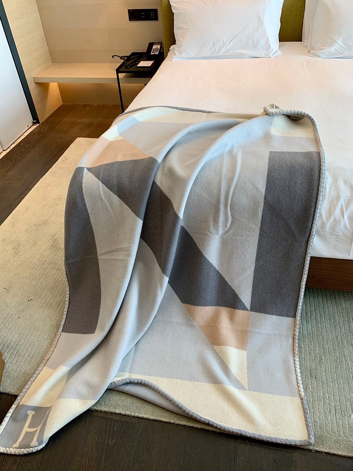 H**mes h drapeau blanket in acier and perle cashmere