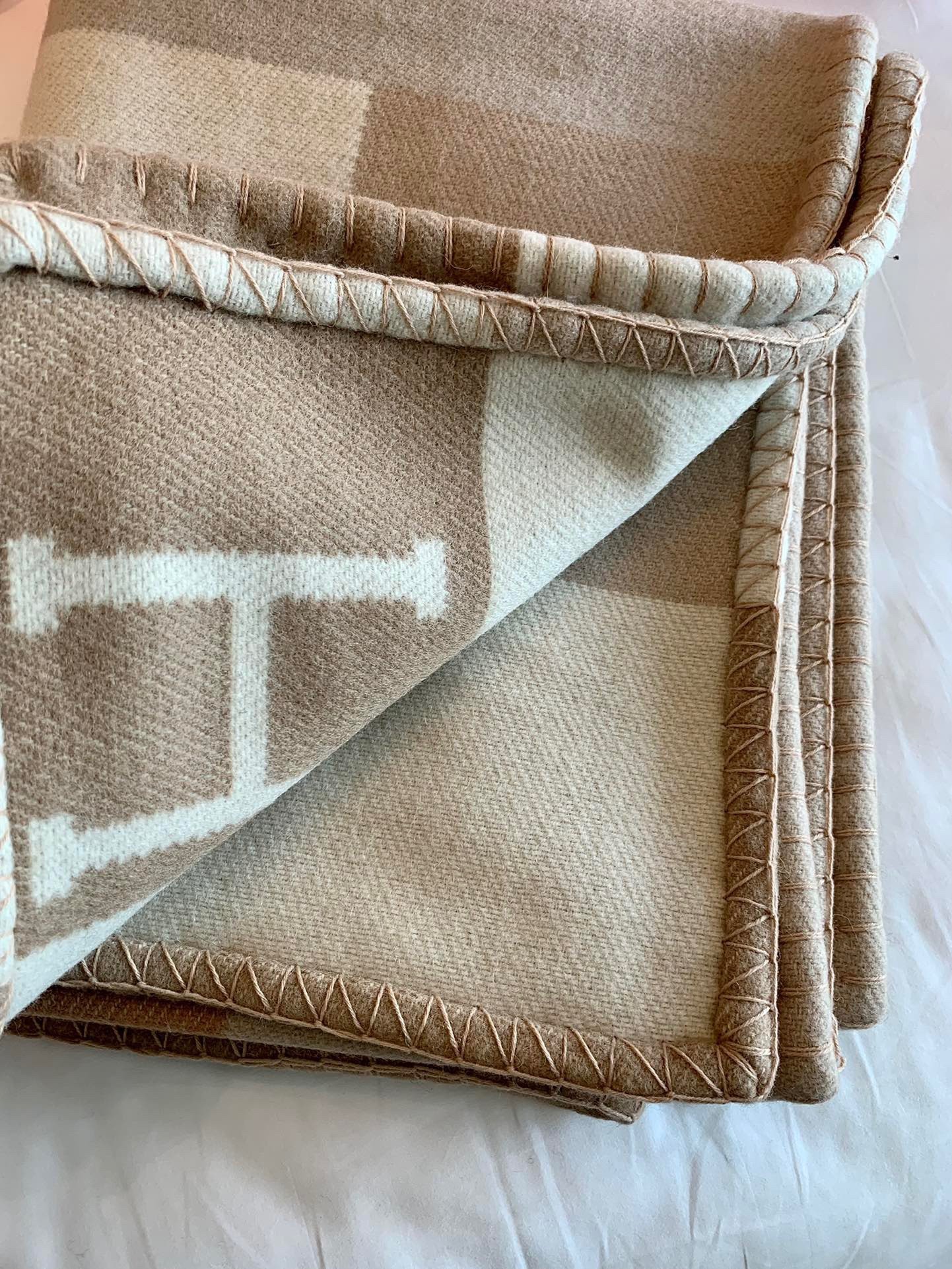 H**mes h drapeau blanket in naturel and grege cashmere