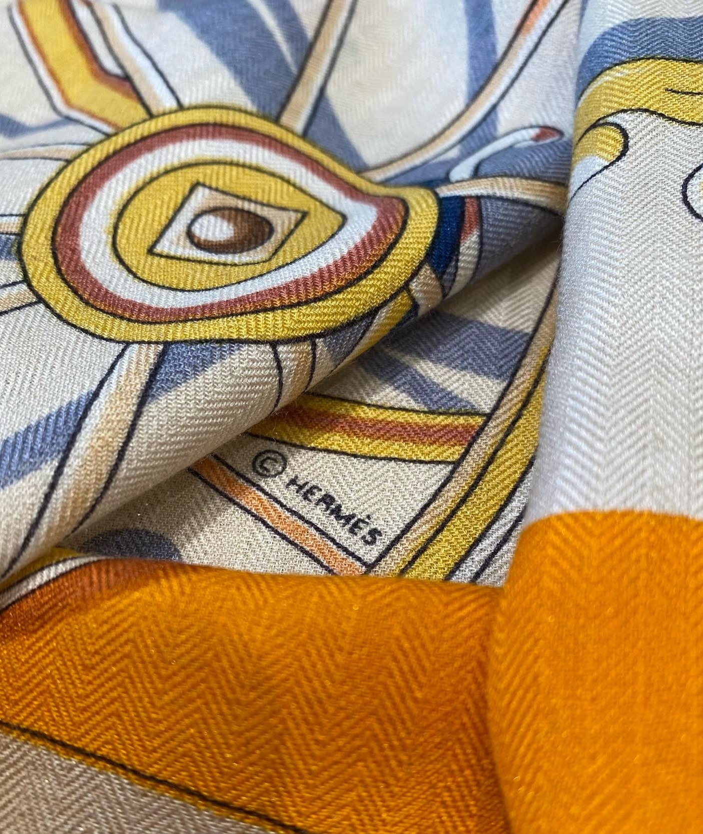H**mes beige/orange voitures en equilibre shawl 140