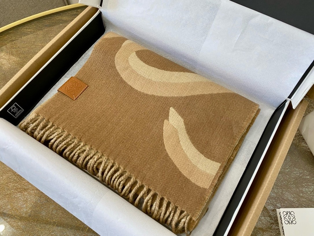 L0ew* scarf in camel wool and cashmere