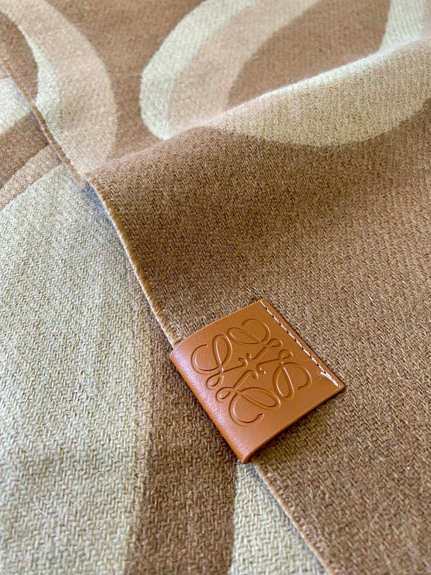 L0ew* scarf in camel wool and cashmere