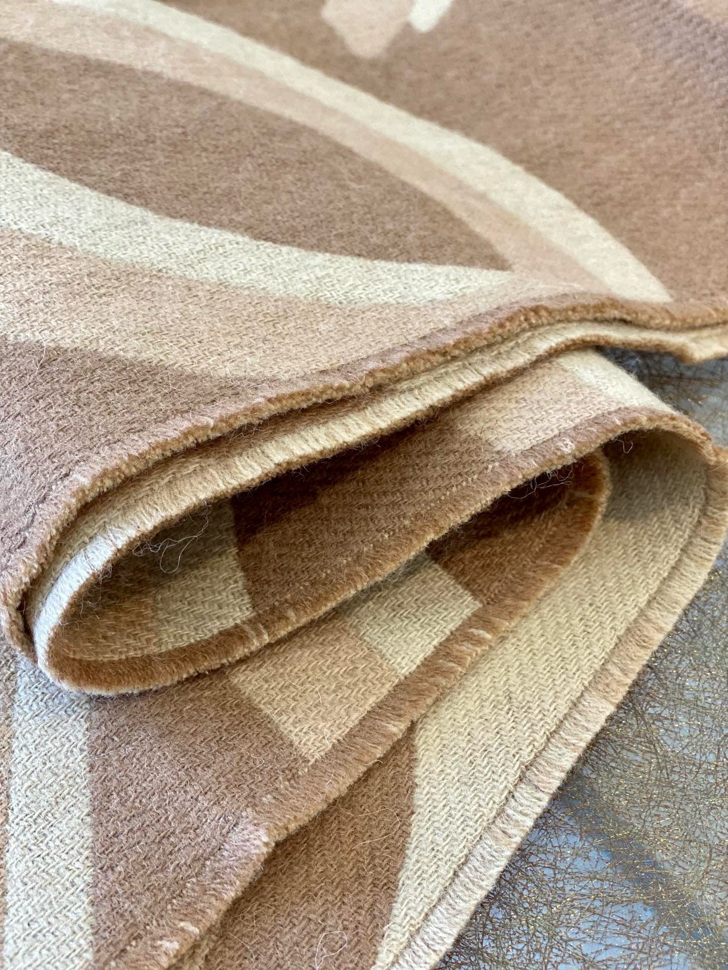 L0ew* scarf in camel wool and cashmere