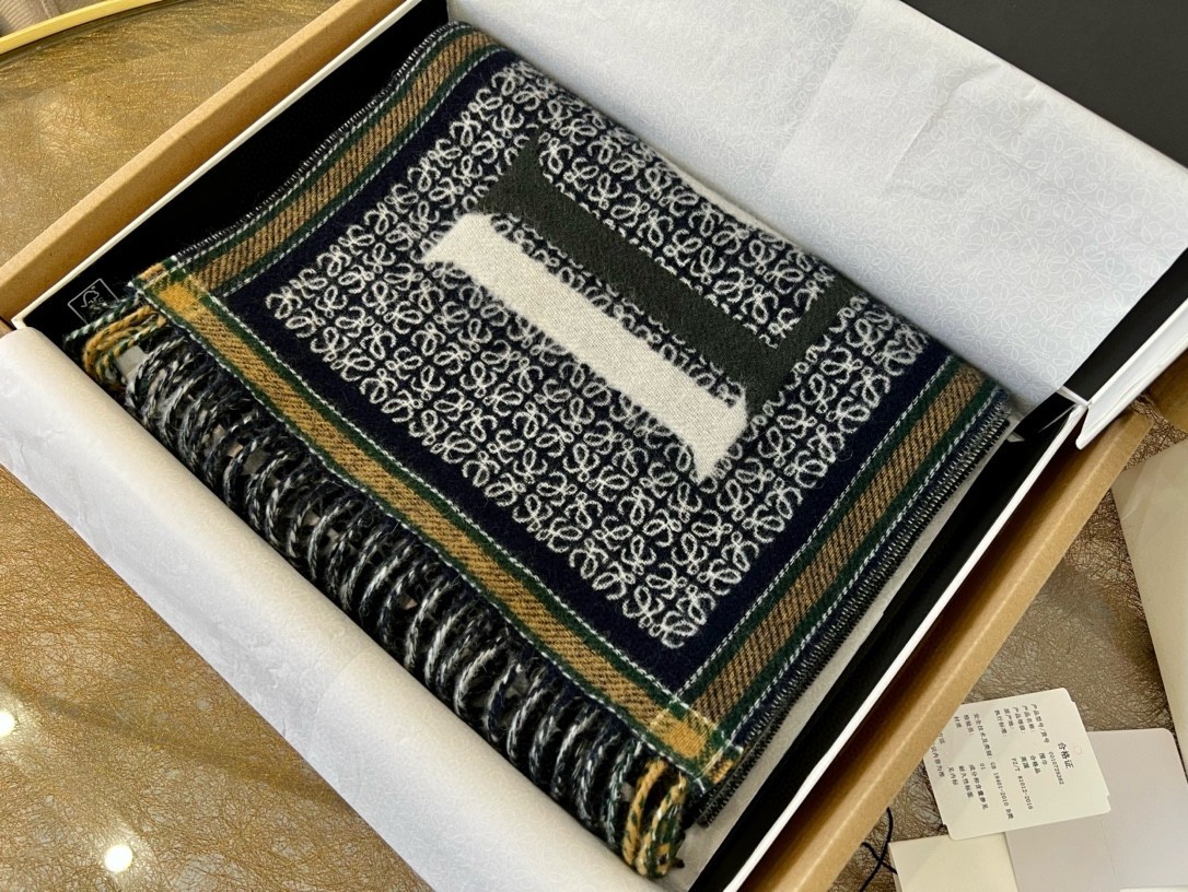 L0ew* love scarf in navy blue wool and cashmere