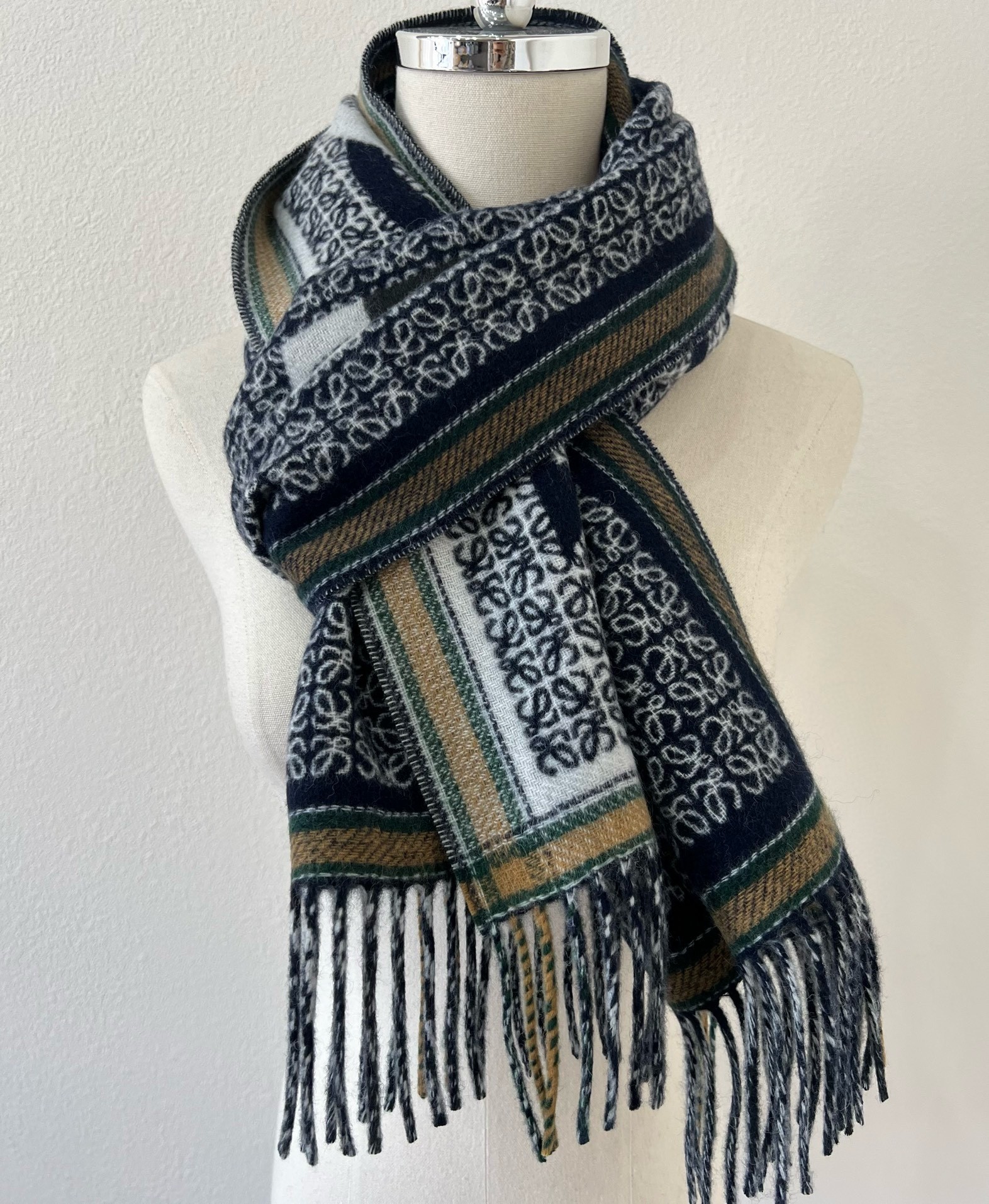 L0ew* love scarf in navy blue wool and cashmere