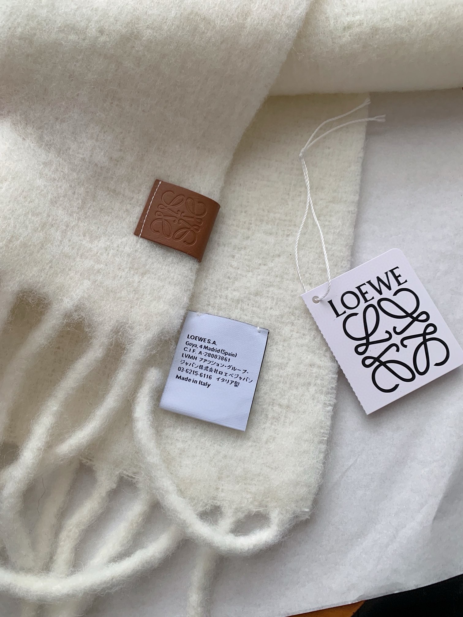 L0ew* scarf in white mohair and wool