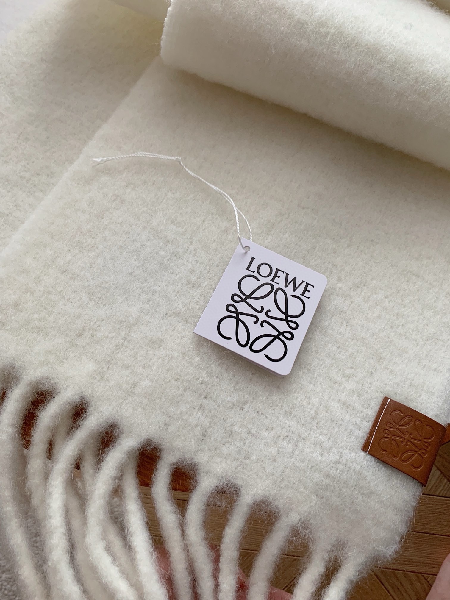 L0ew* scarf in white mohair and wool