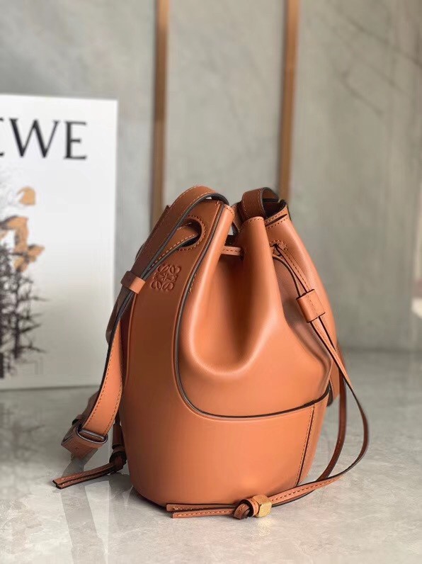 L0ew* small balloon bucket bag in camel calfskin