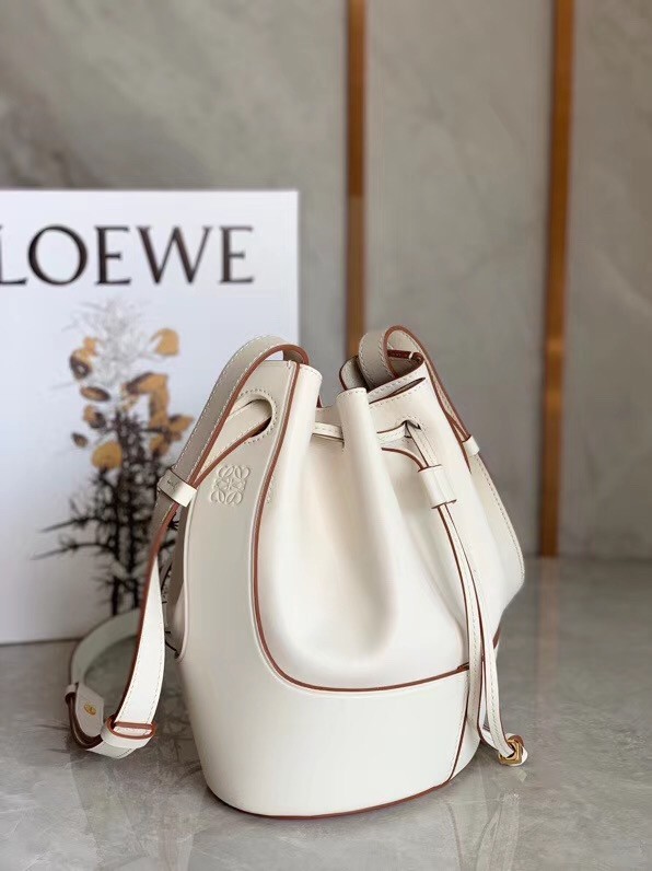 L0ew* small balloon bucket bag in white calfskin