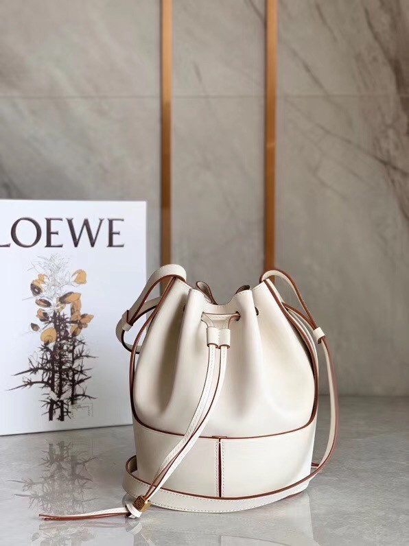 L0ew* small balloon bucket bag in white calfskin