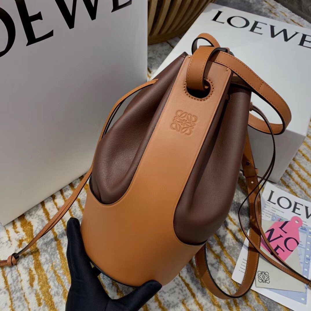 L0ew* medium balloon bucket bag in hazelnut/tan calfskin
