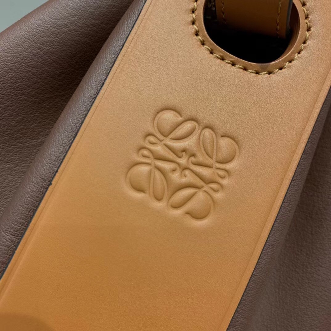 L0ew* medium balloon bucket bag in hazelnut/tan calfskin