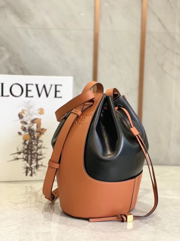 L0ew* medium balloon bucket bag in black/tan calfskin