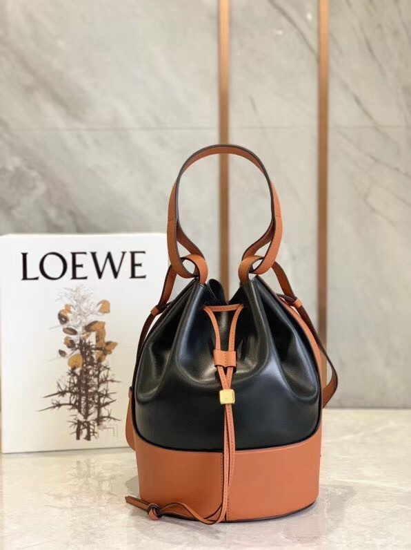 L0ew* medium balloon bucket bag in black/tan calfskin