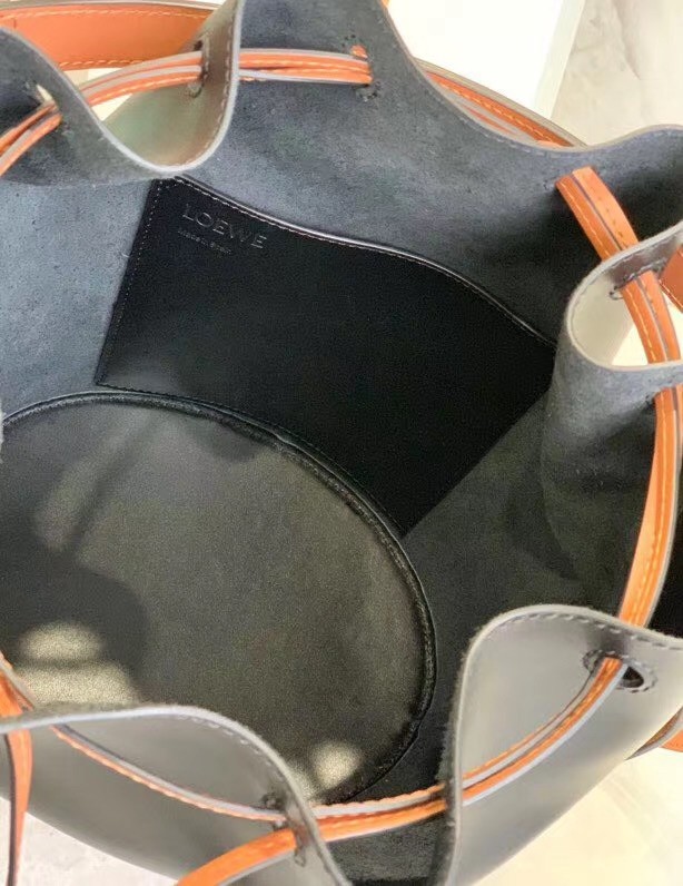 L0ew* medium balloon bucket bag in black/tan calfskin