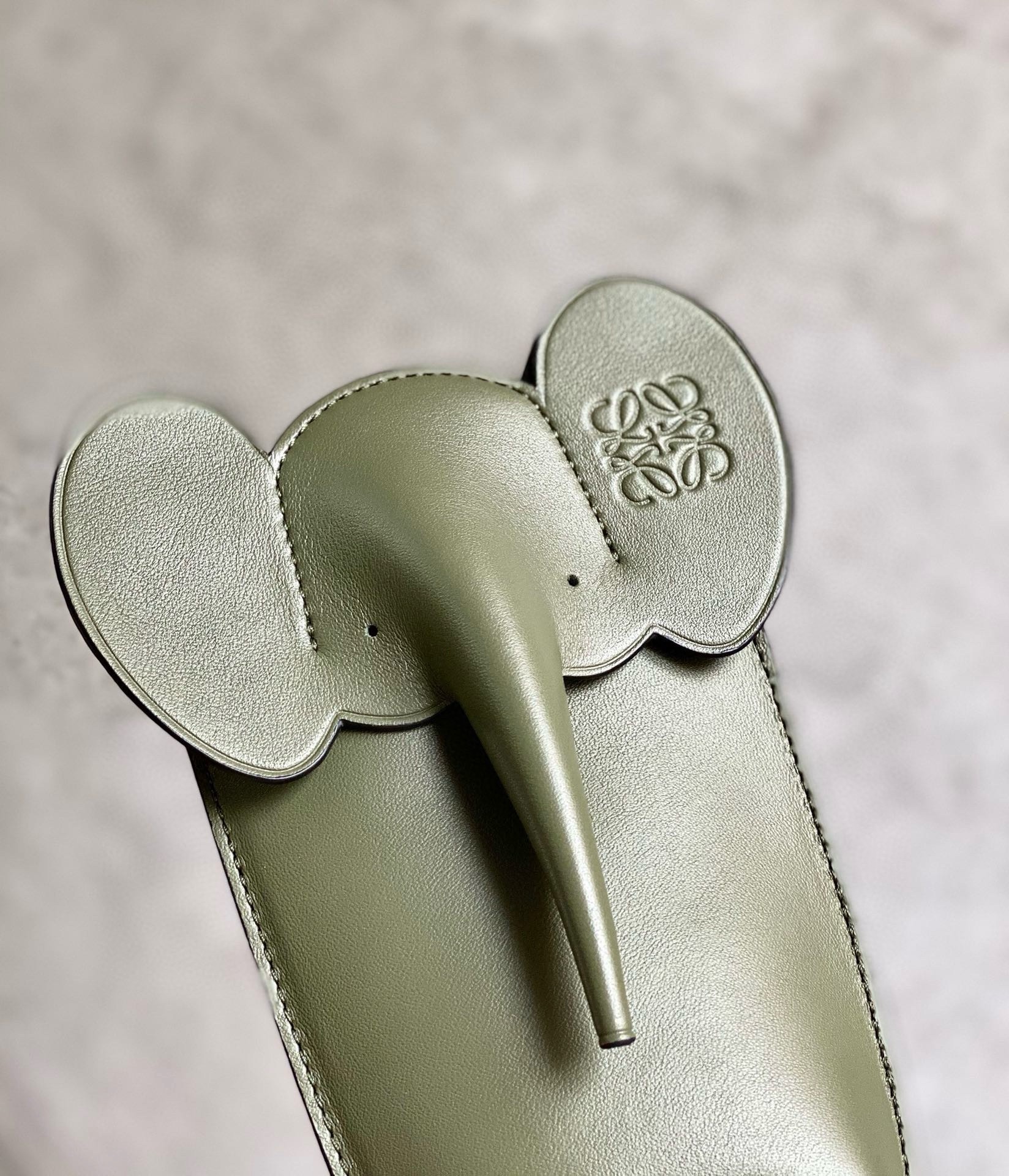 L0ew* elephant pocket in green calfskin