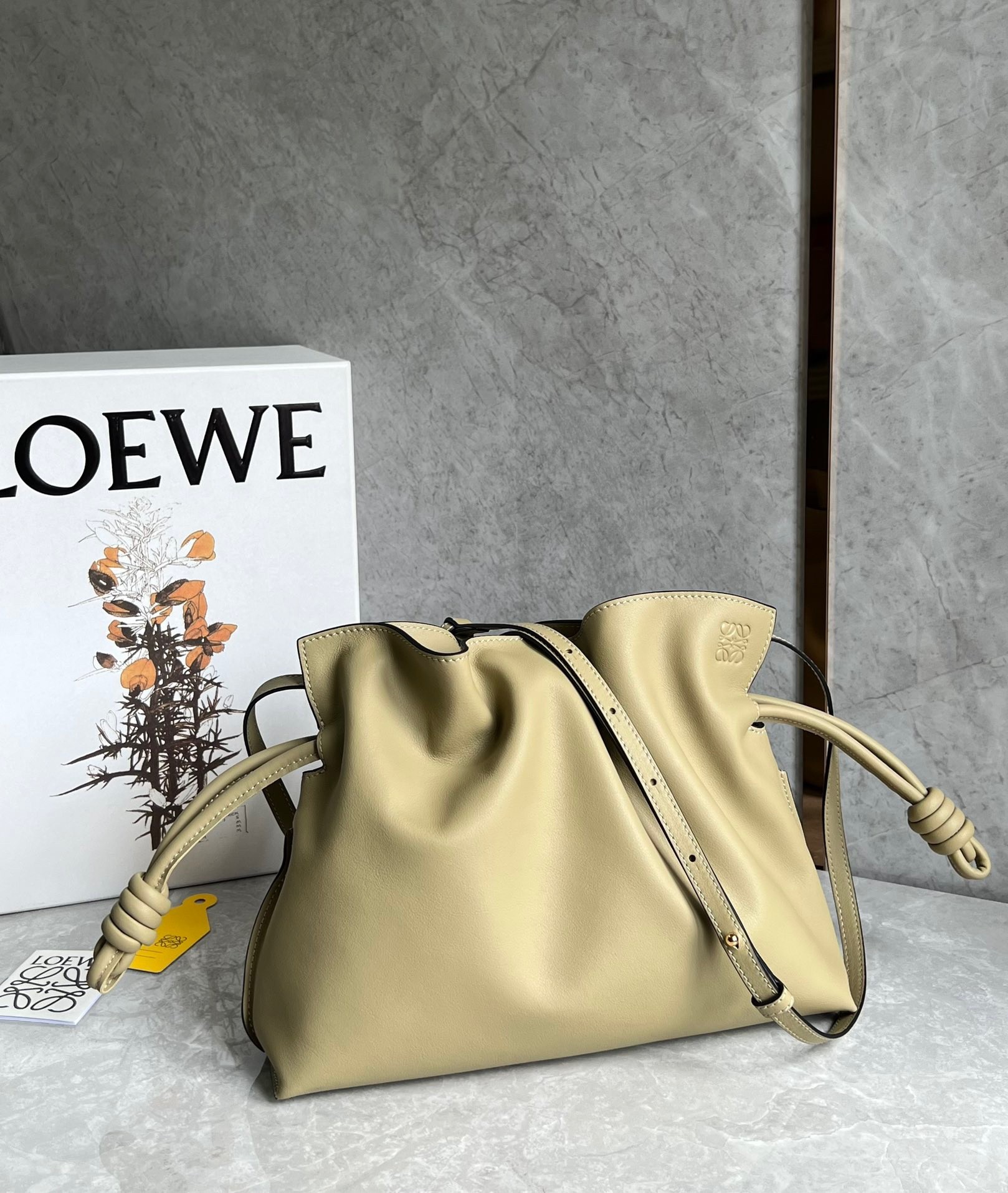 L0ew* flamenco clutch bag in clay green calfskin