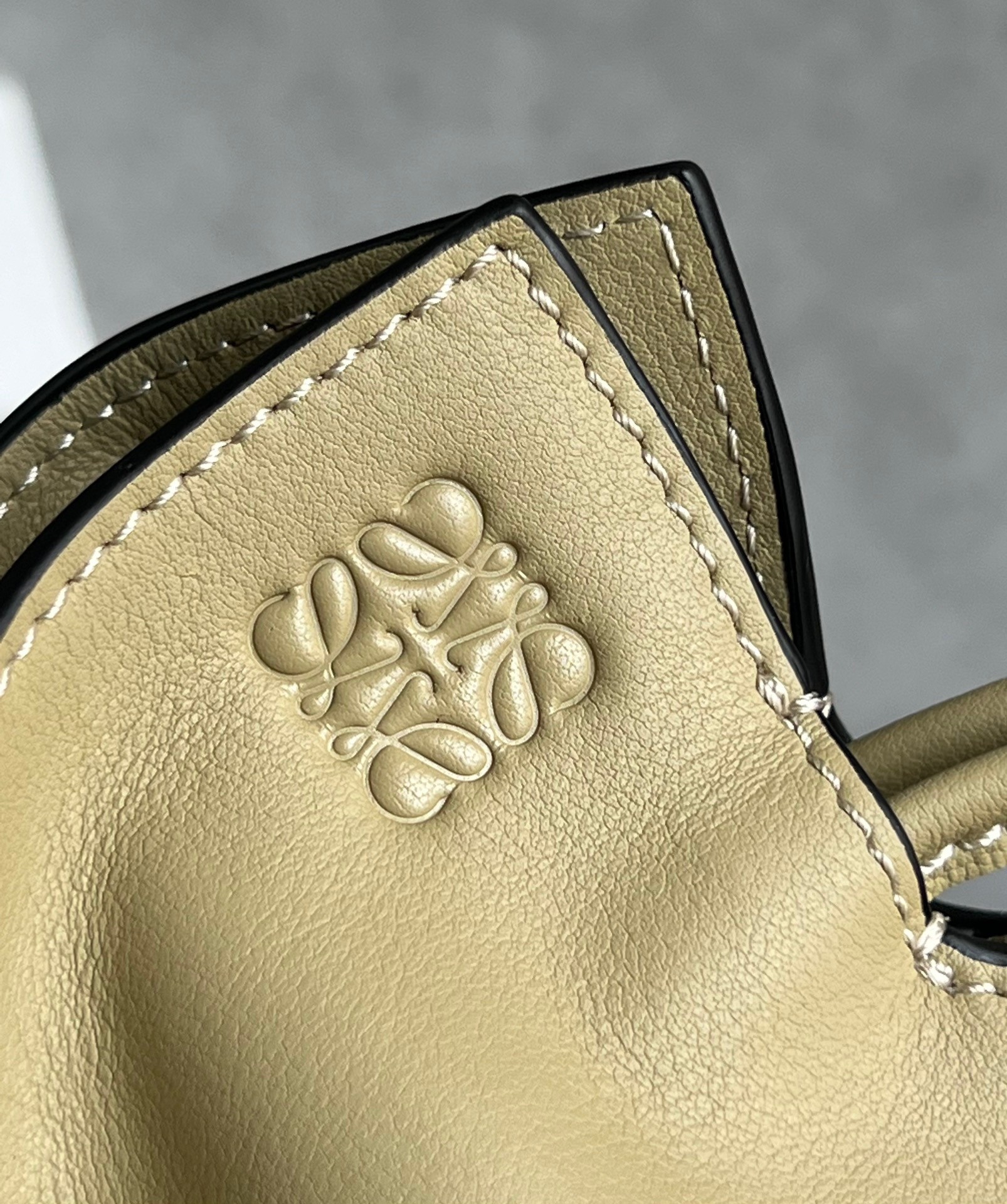 L0ew* flamenco clutch bag in clay green calfskin