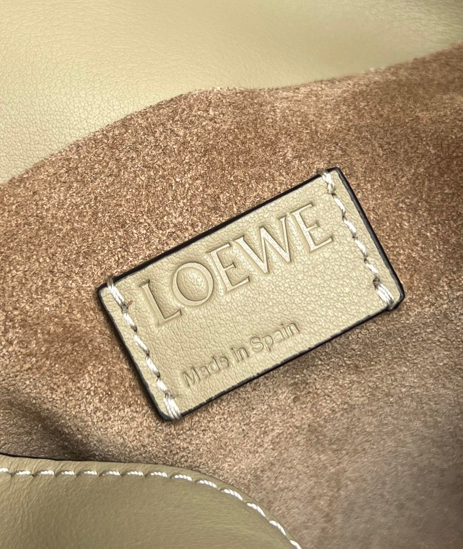 L0ew* flamenco clutch bag in clay green calfskin