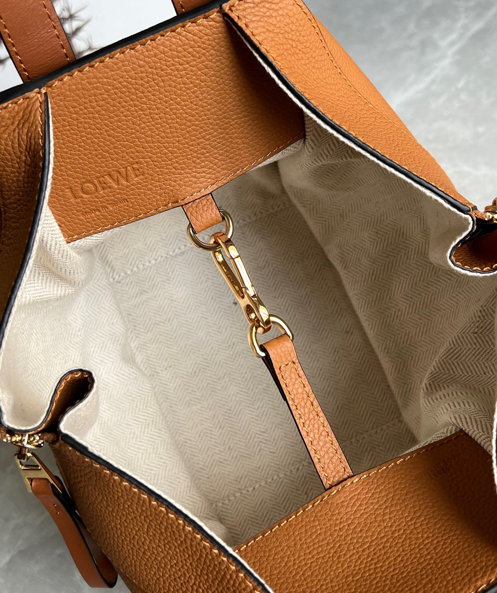 L0ew* compact hammock bag in light caramel grained calfskin