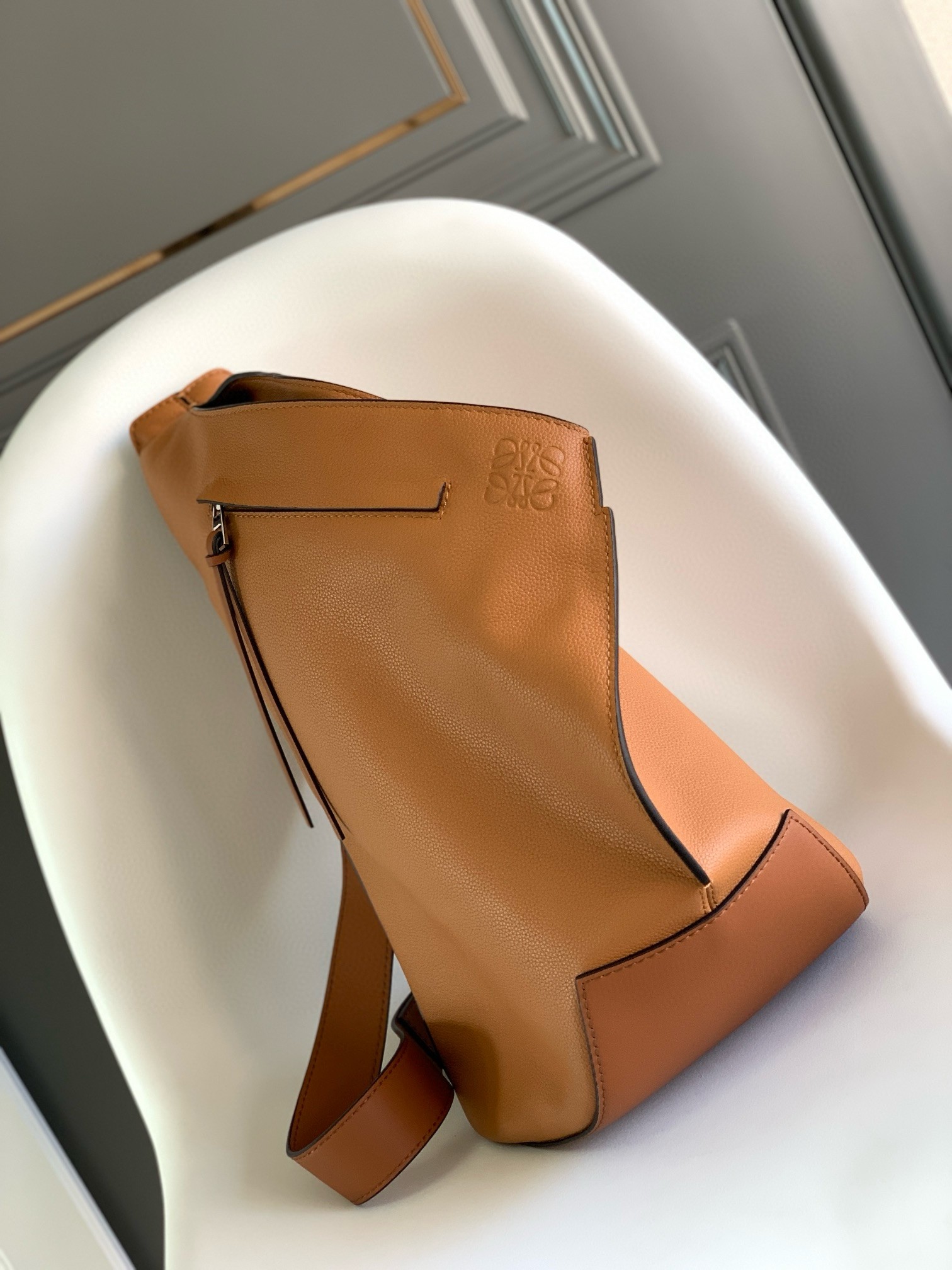 L0ew* anton sling bag in brown grained calfskin