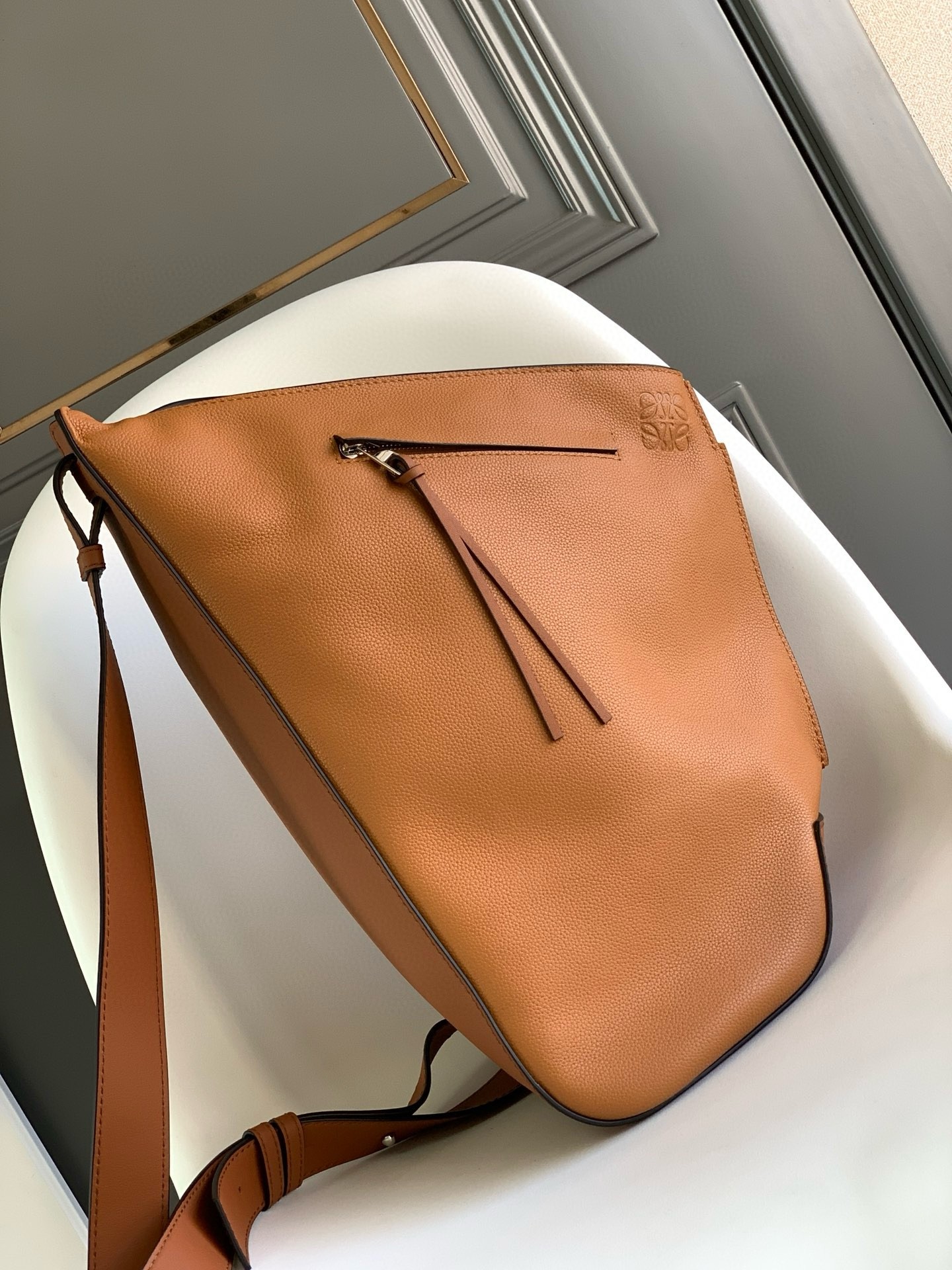L0ew* anton sling bag in brown grained calfskin