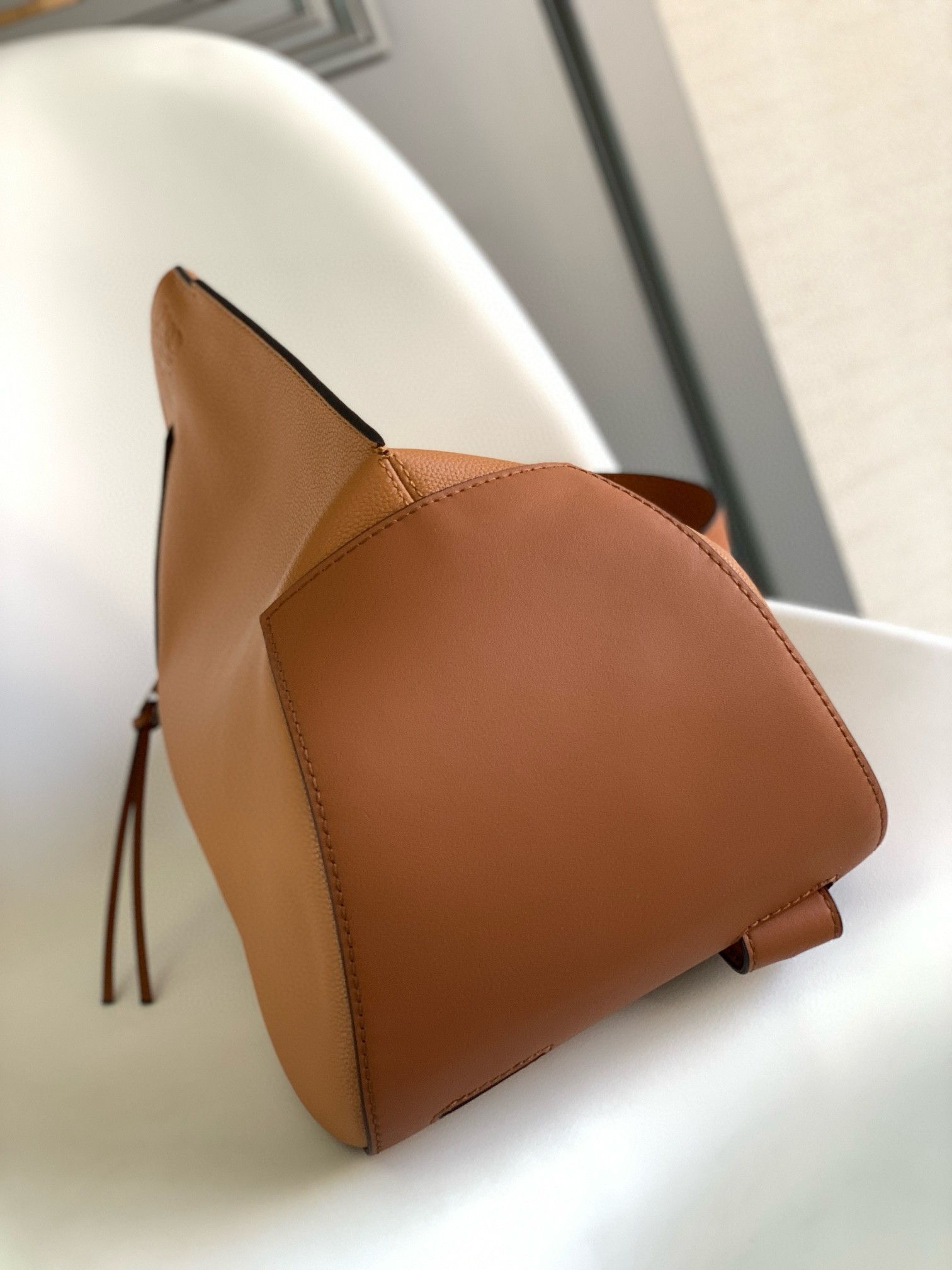 L0ew* anton sling bag in brown grained calfskin