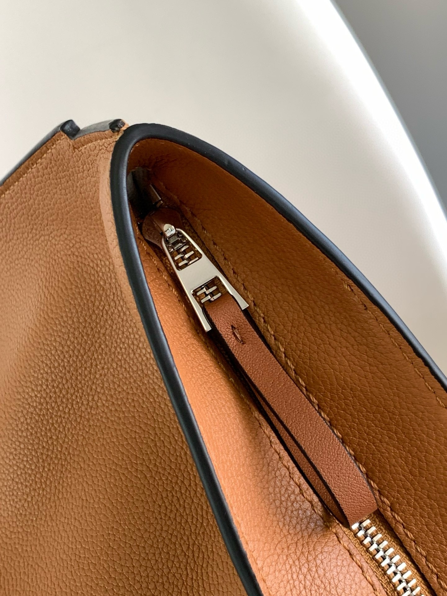 L0ew* anton sling bag in brown grained calfskin