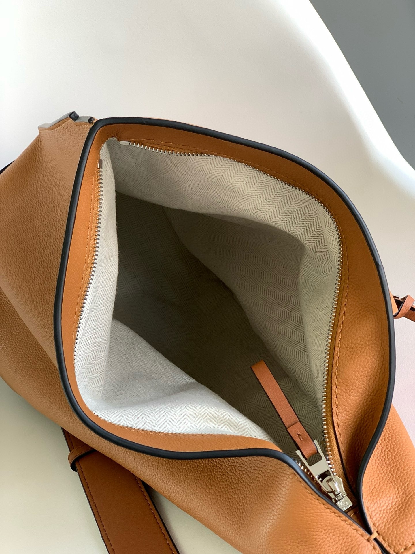 L0ew* anton sling bag in brown grained calfskin