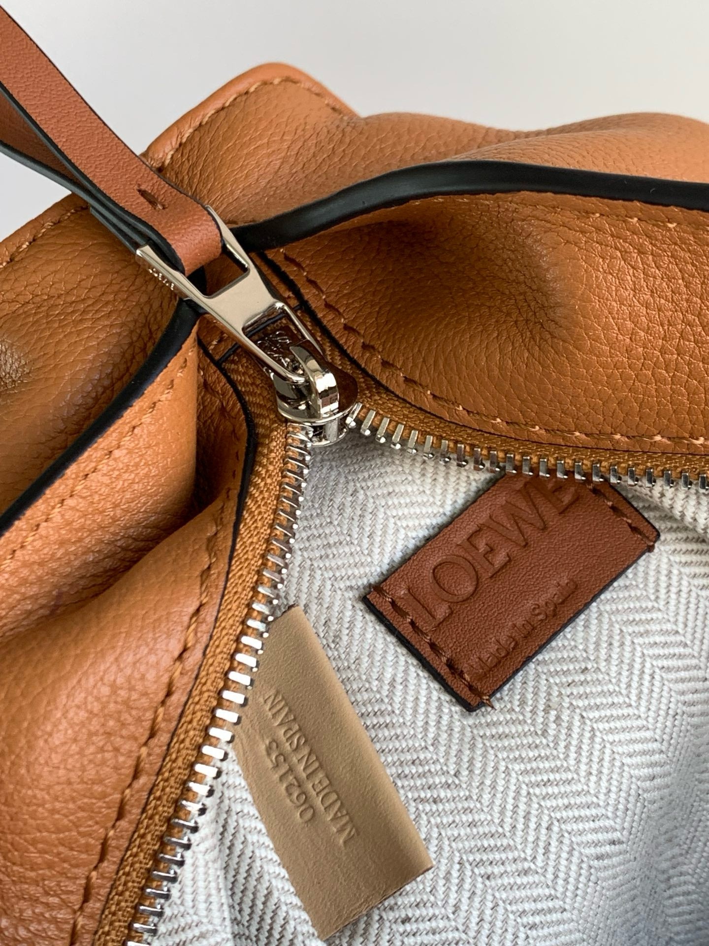 L0ew* anton sling bag in brown grained calfskin
