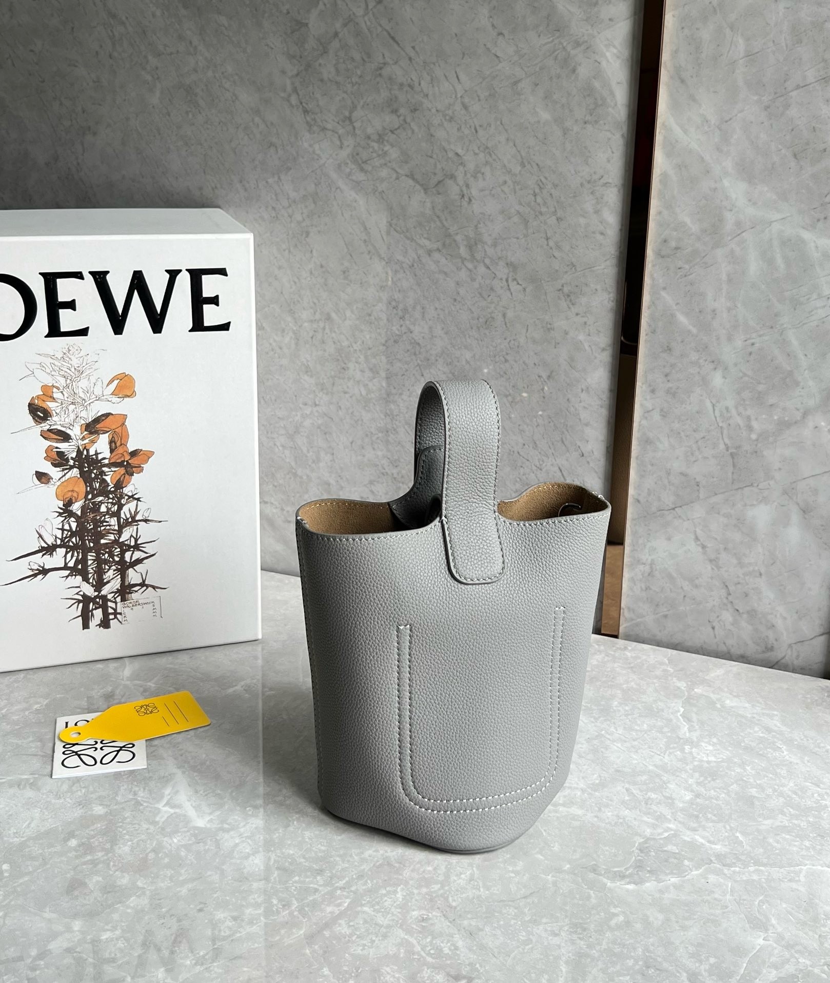 L0ew* mini pebble bucket bag in grey grained leather