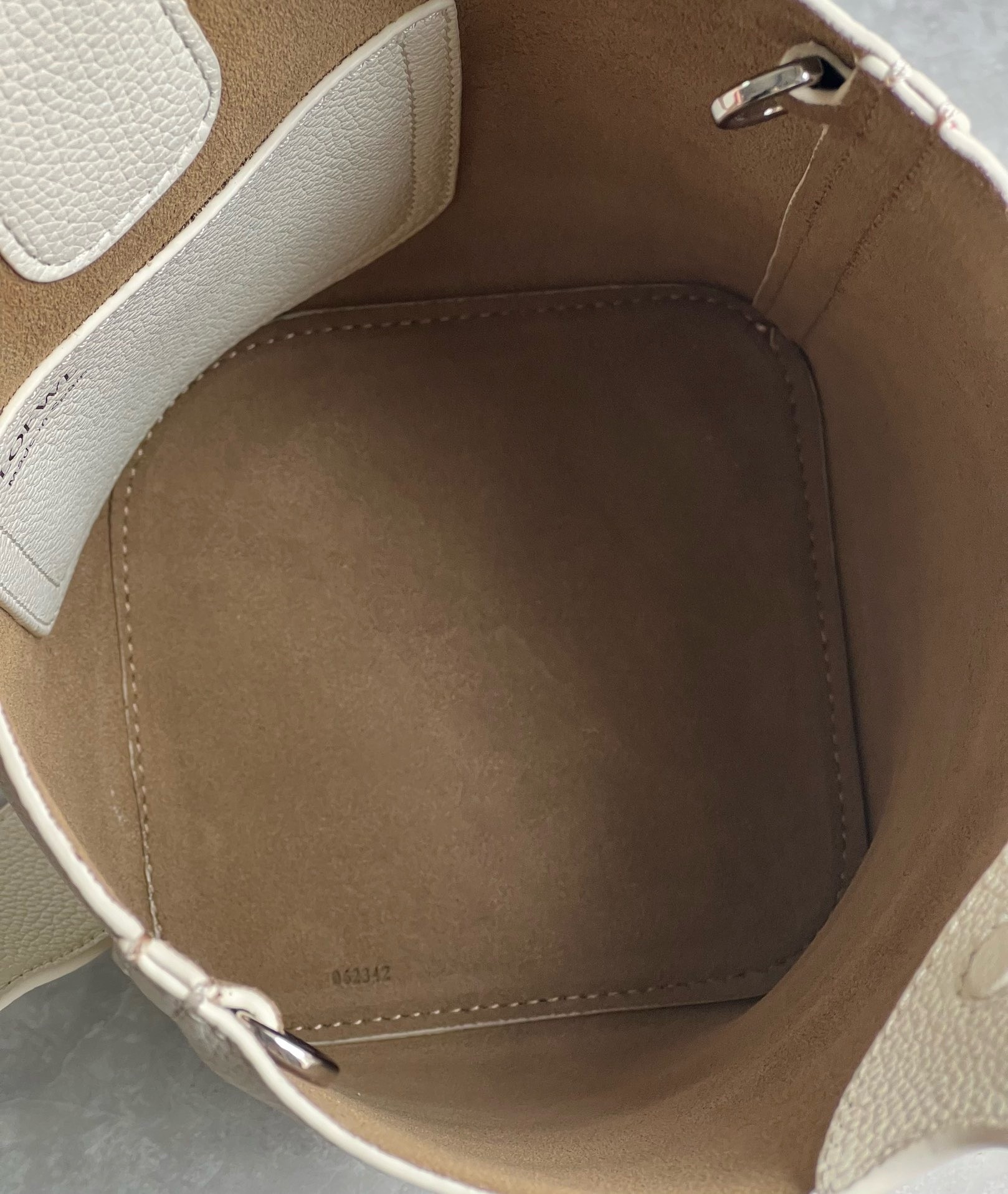 L0ew* mini pebble bucket bag in white grained leather