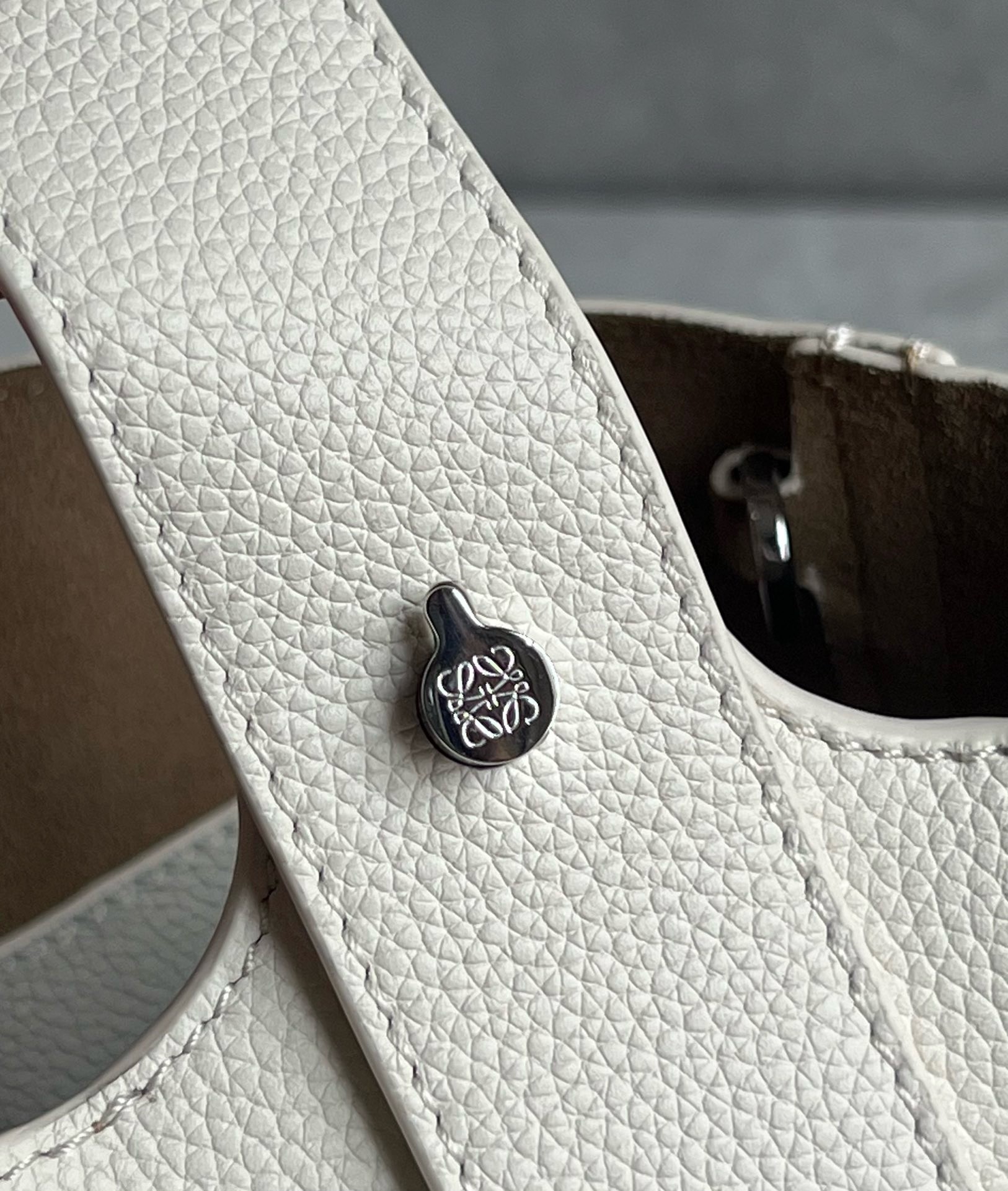 L0ew* mini pebble bucket bag in white grained leather