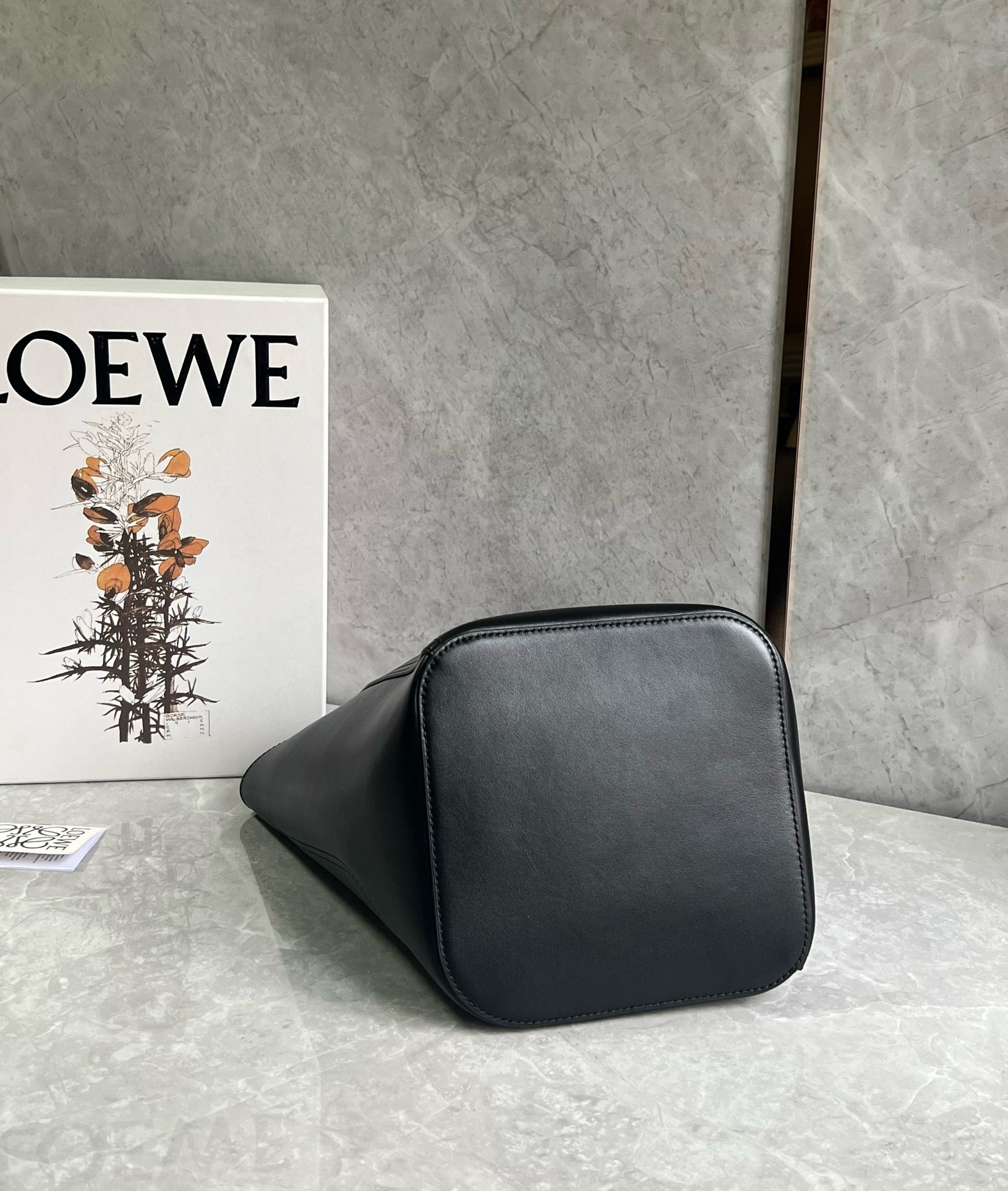 L0ew* medium pebble bucket bag in black calfskin