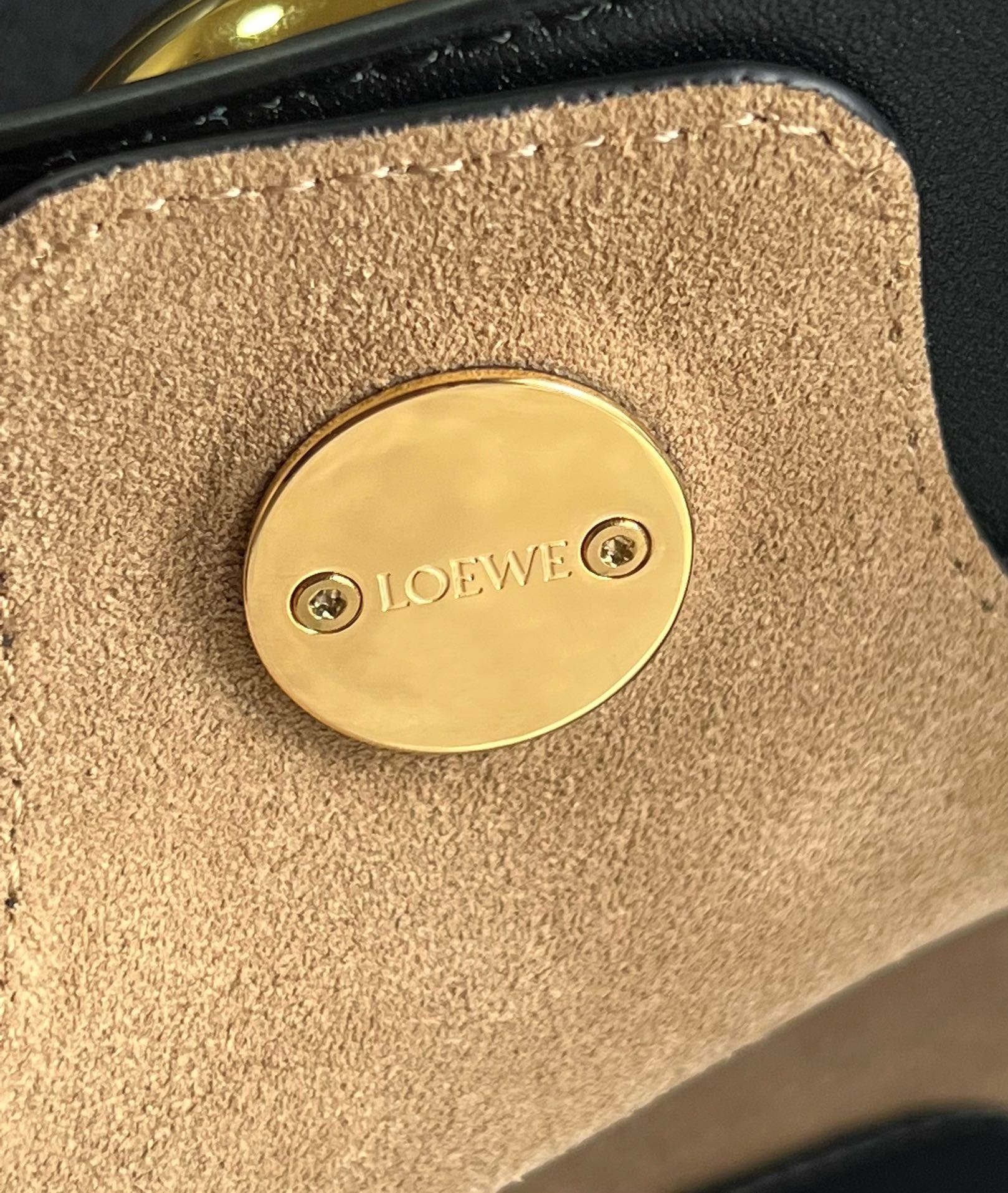 L0ew* medium pebble bucket bag in black calfskin