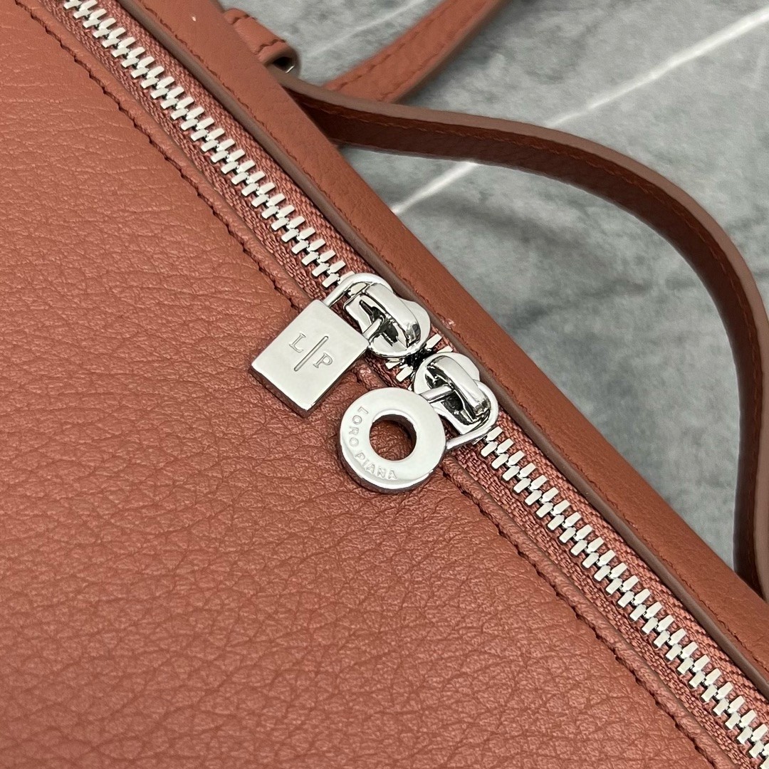 L**o p*ana extra pocket pouch l19 in tobacco grained leather