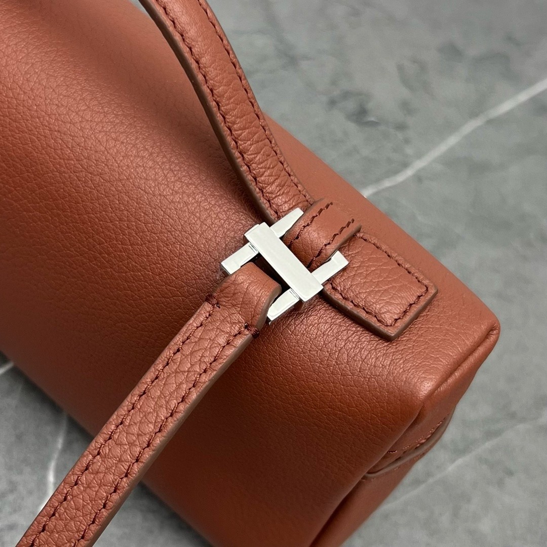 L**o p*ana extra pocket pouch l19 in tobacco grained leather