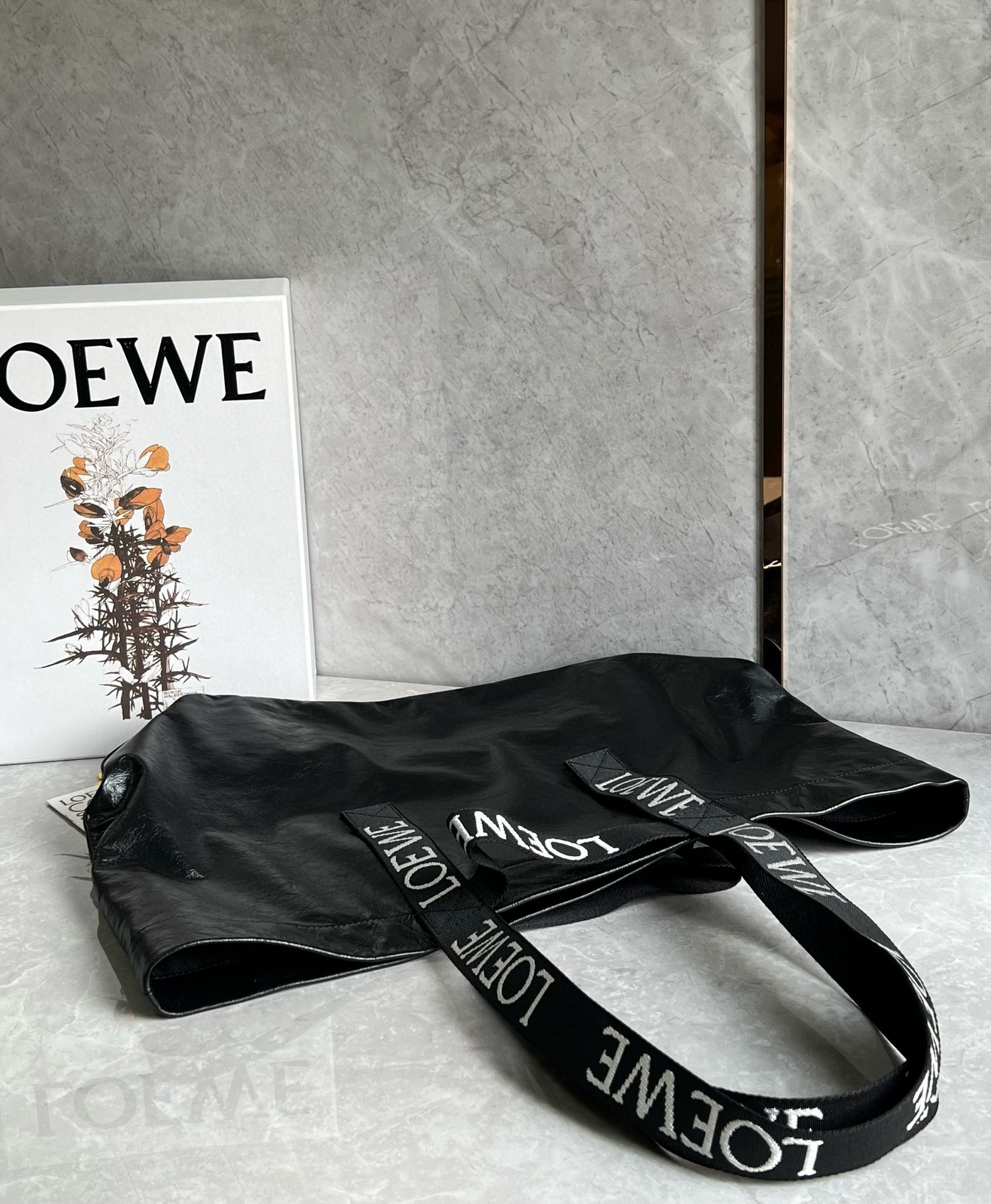 L0ew* fold shopper bag in black paper calfskin