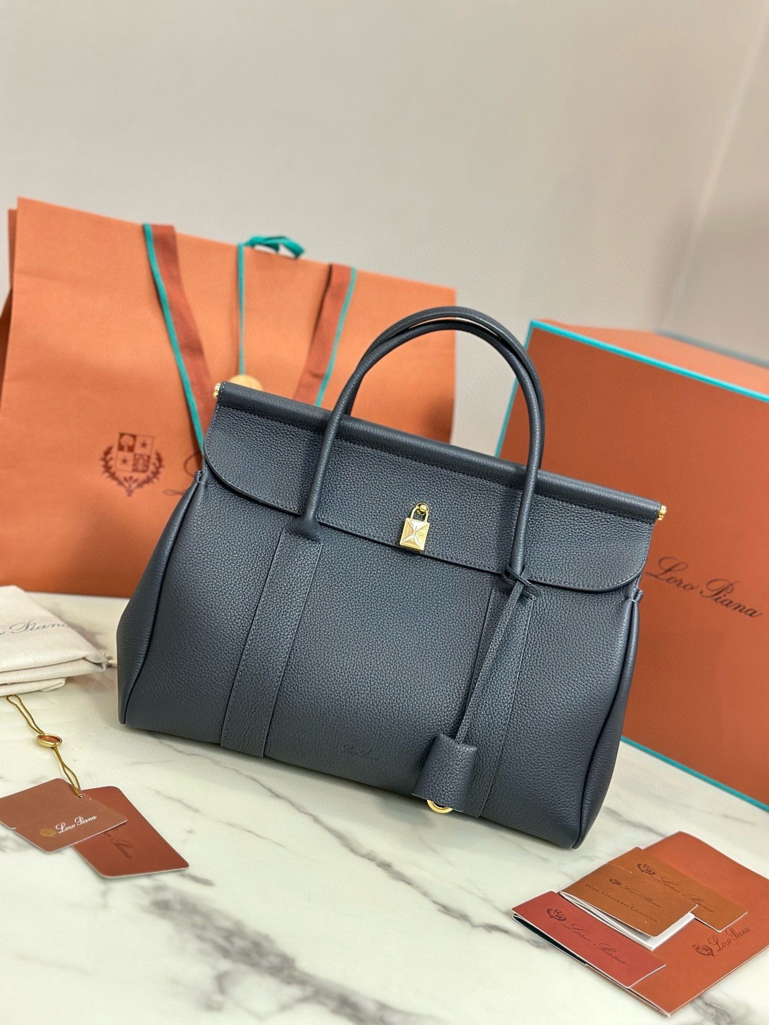 L**o p*ana loom l32 bag in navy blue grained leather