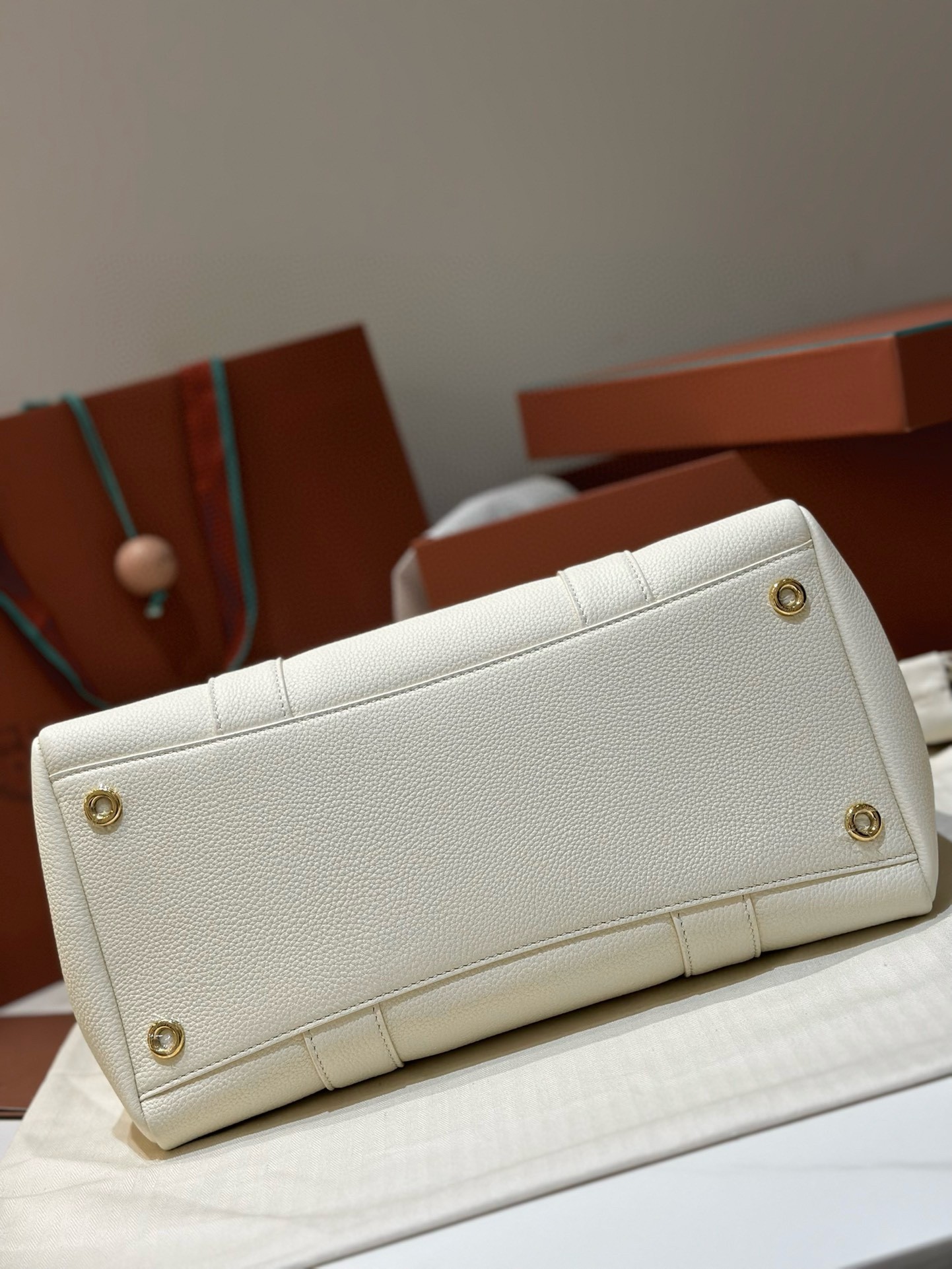 L**o p*ana loom l32 bag in white grained leather