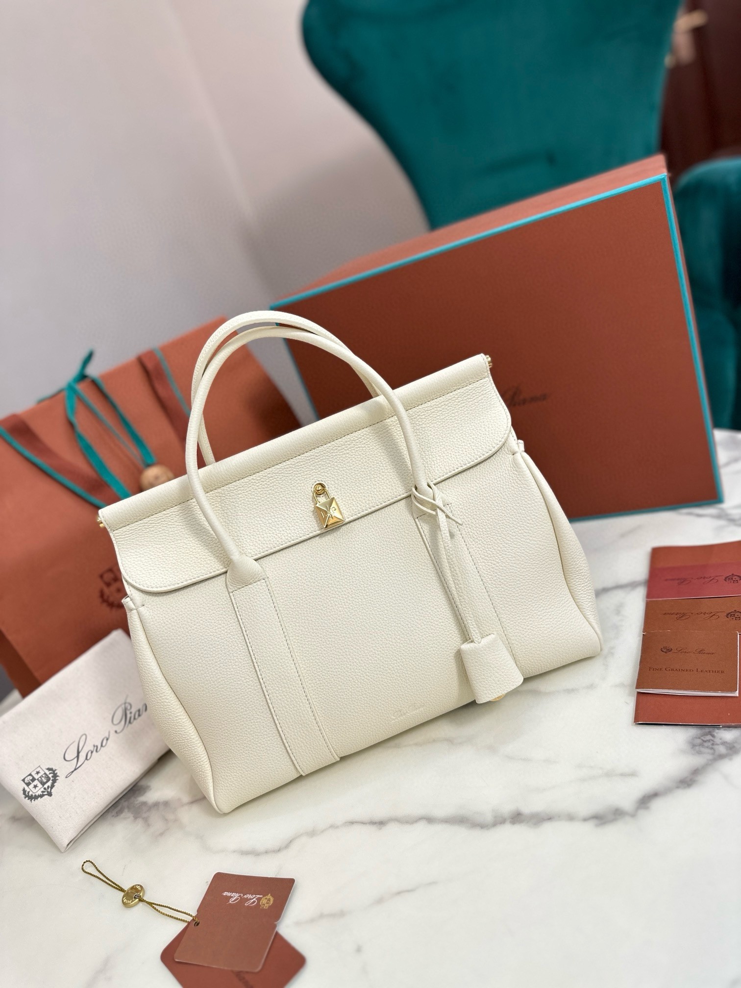 L**o p*ana loom l32 bag in white grained leather