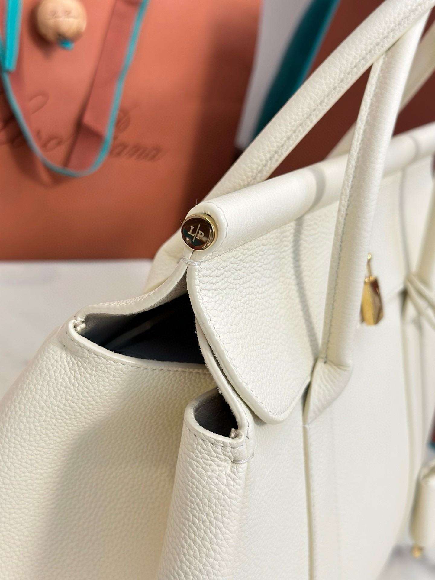 L**o p*ana loom l32 bag in white grained leather